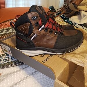KEEN EUC MENS SZ 8.5 EEE LOGANDALE WATERPROOF BOOTS